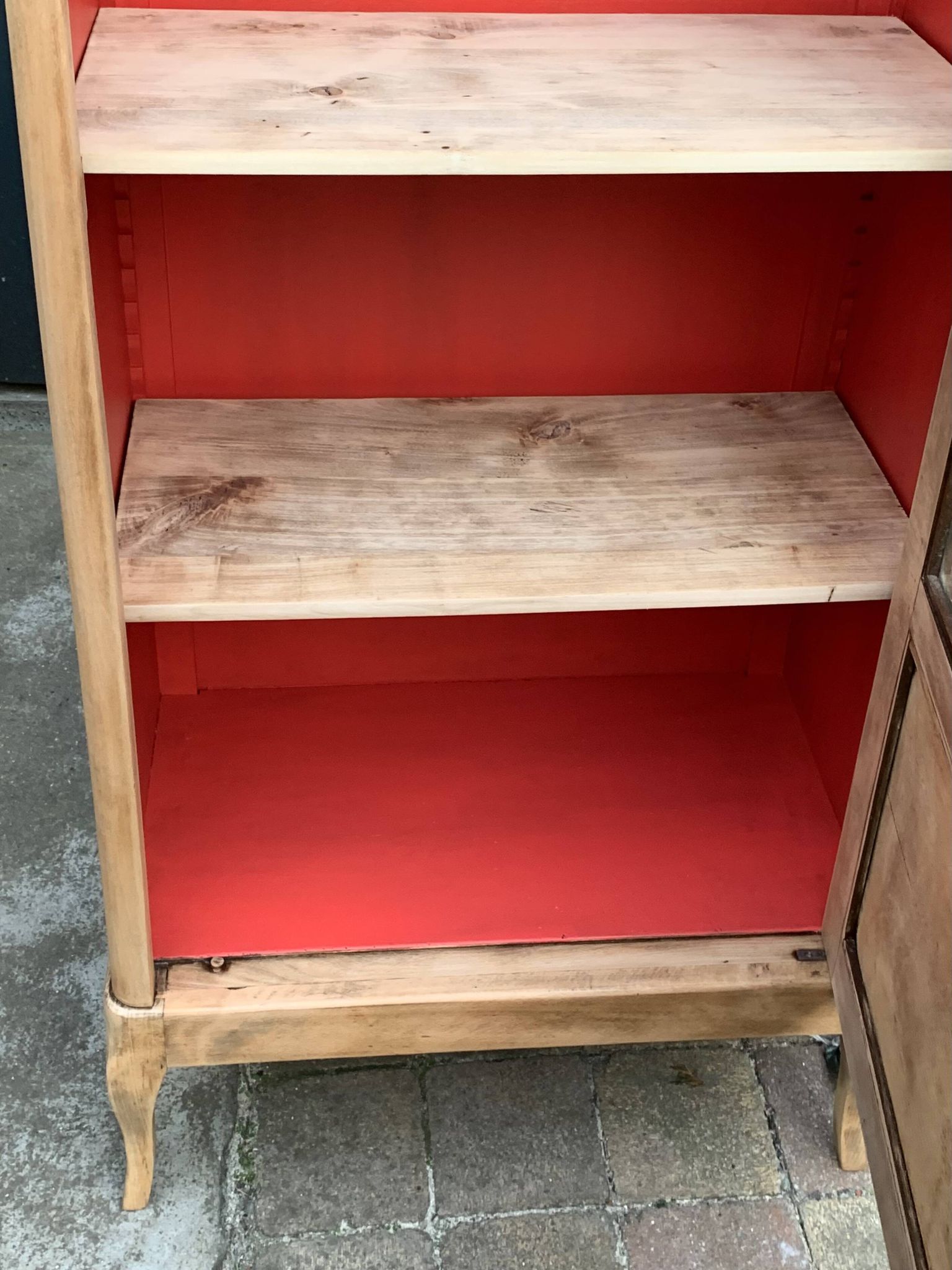 Armoire vitrée vintage bois brut 1950