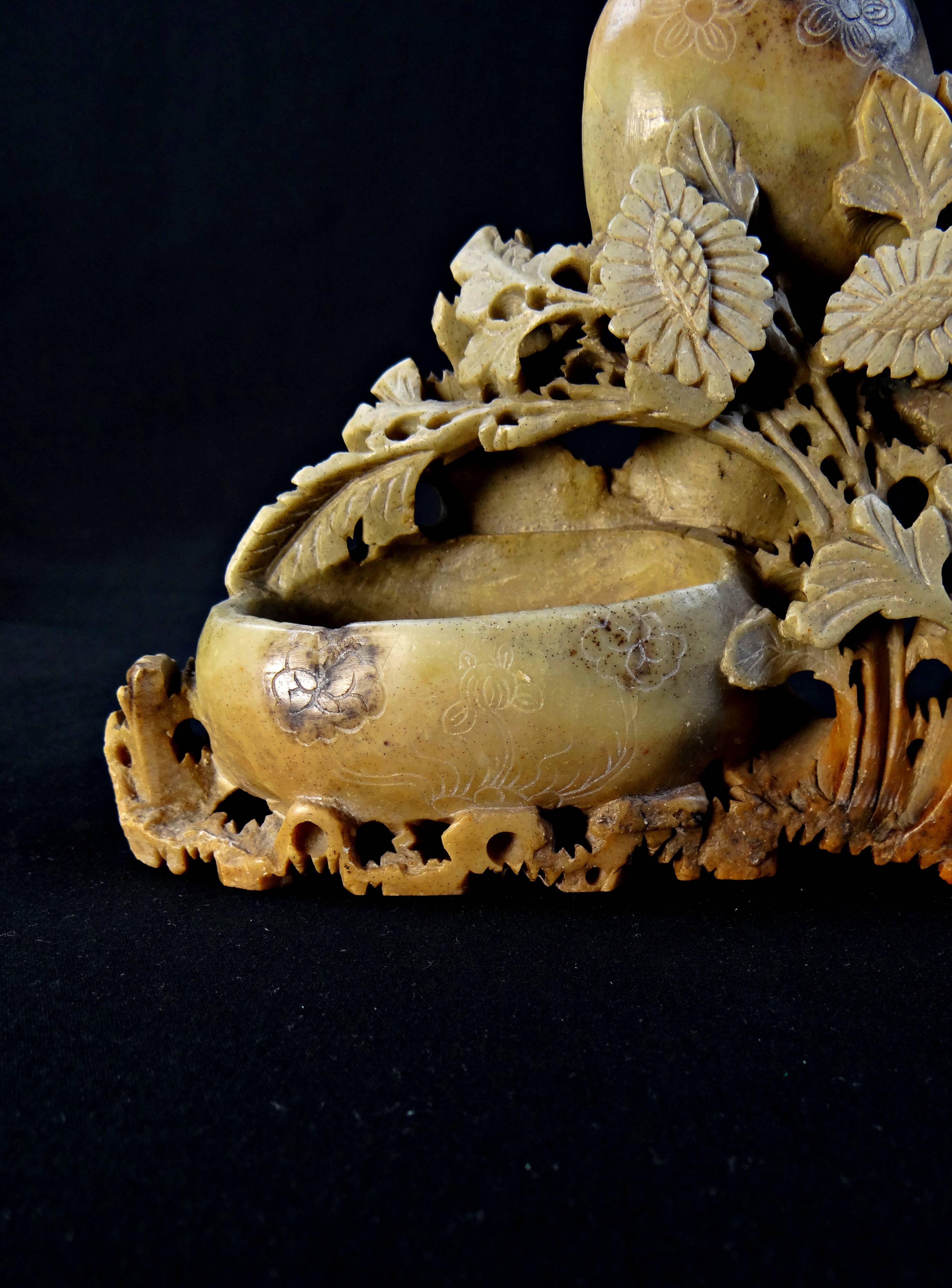 Vase encrier en stéatite ou pierre de savon chinois à décor floral fin XIXè