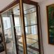 Vitrine de présentation en verre, laiton et bois de style Hollywood Regency