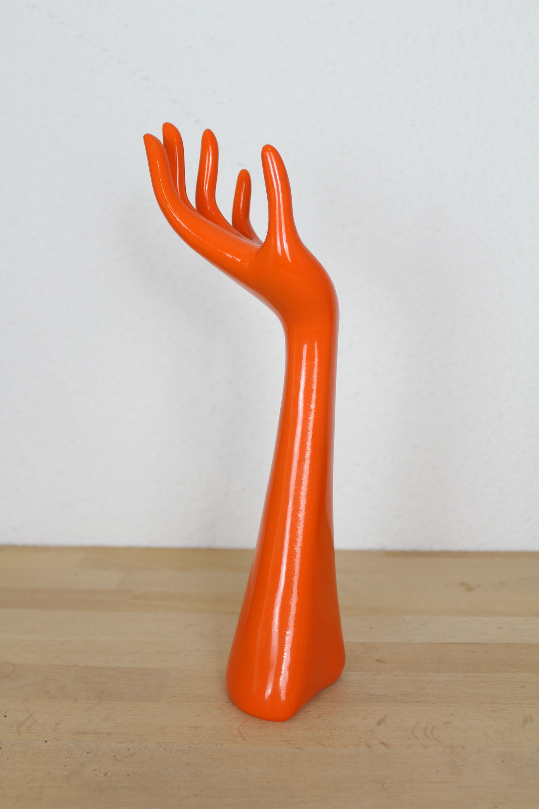 Hand baguier in orange resin