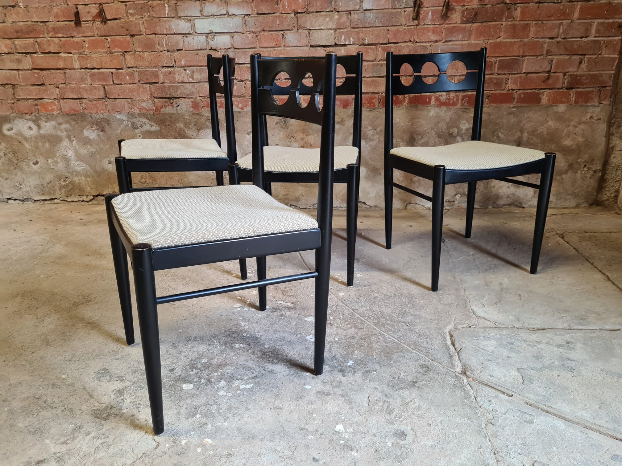 4 vintage wooden chairs 70"