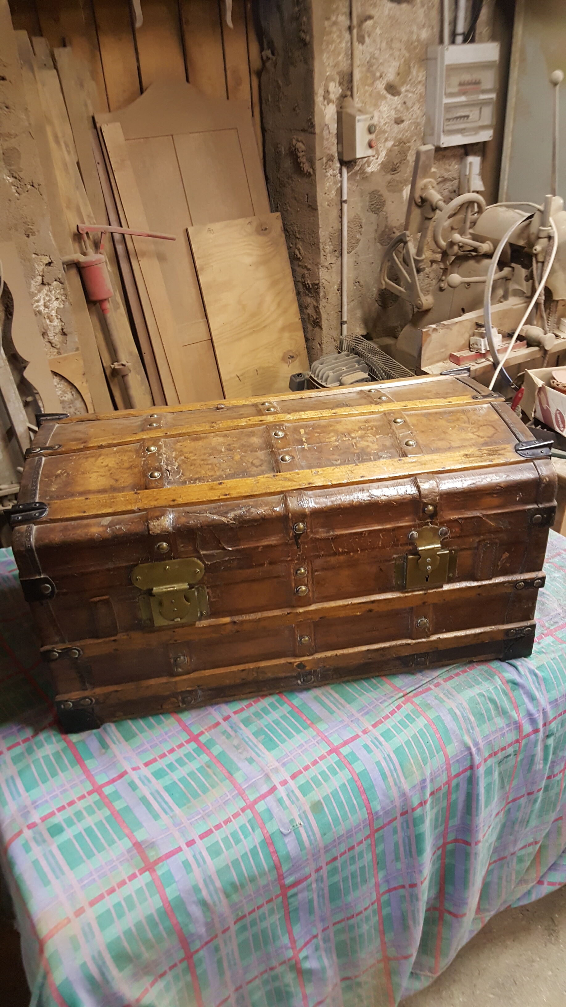 Superb trunk leather trunk dating from the end of the XIX century in its juice