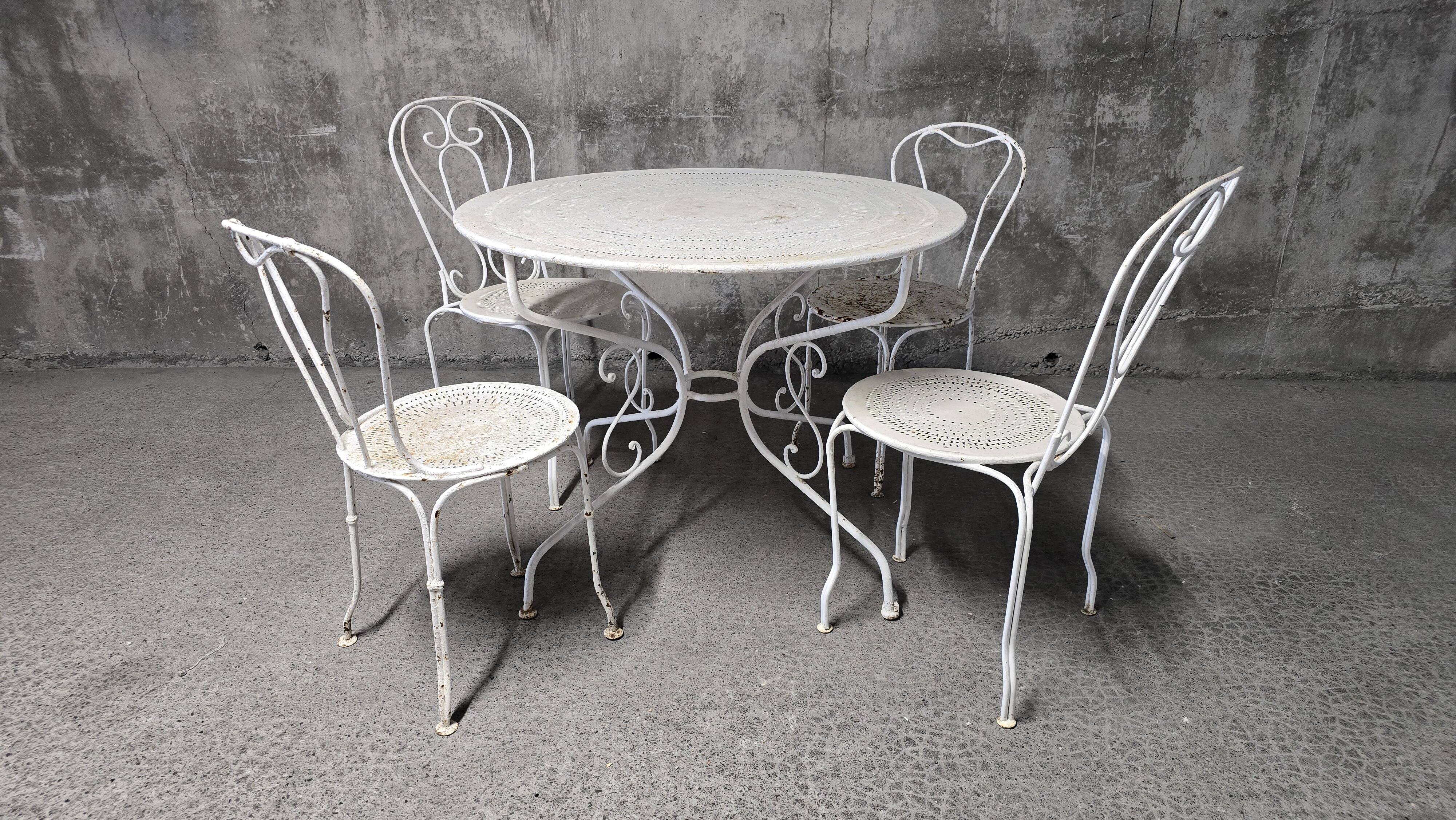 Garden set in wrought iron, early 20th century