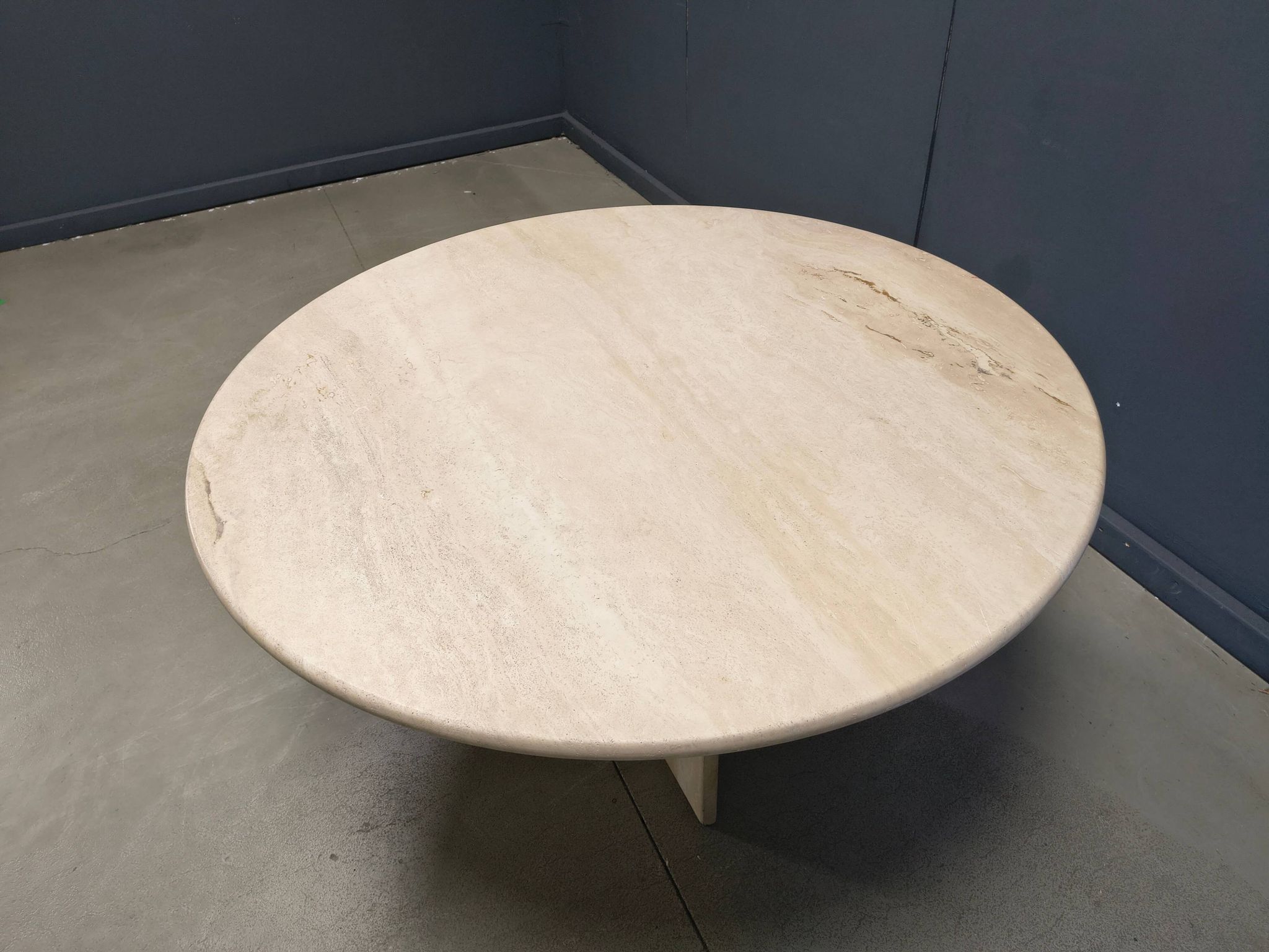Table à manger ronde en travertin italien des années 1970