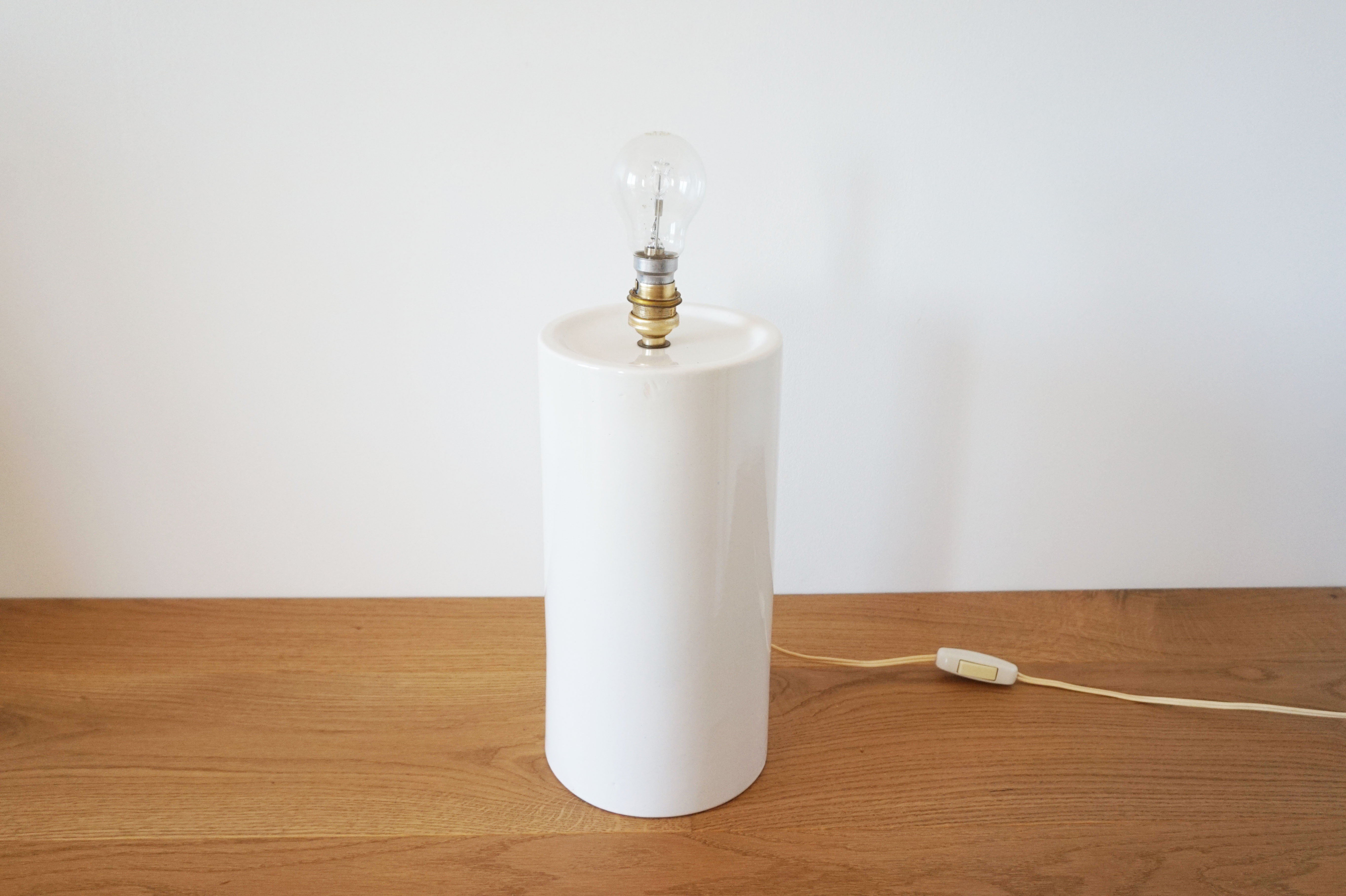 White ceramic lamp stand