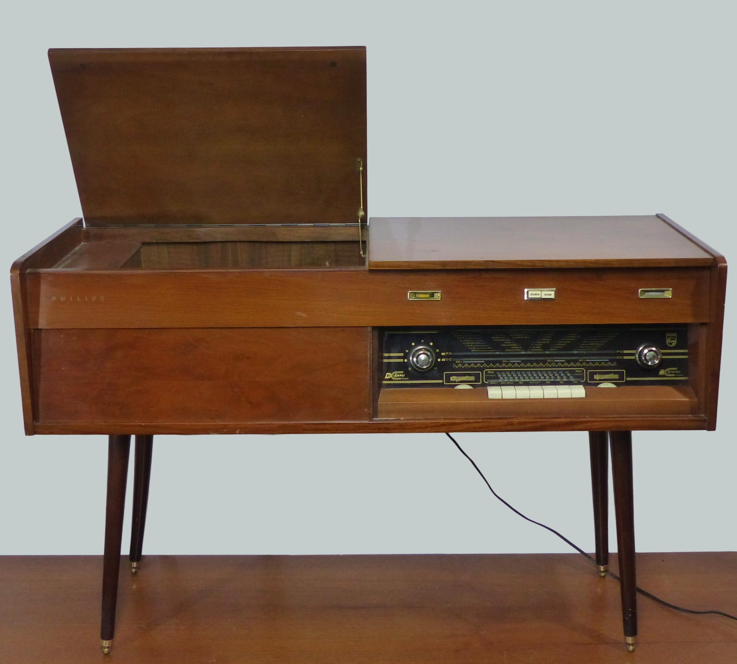 Sideboard with Philips Hifi system