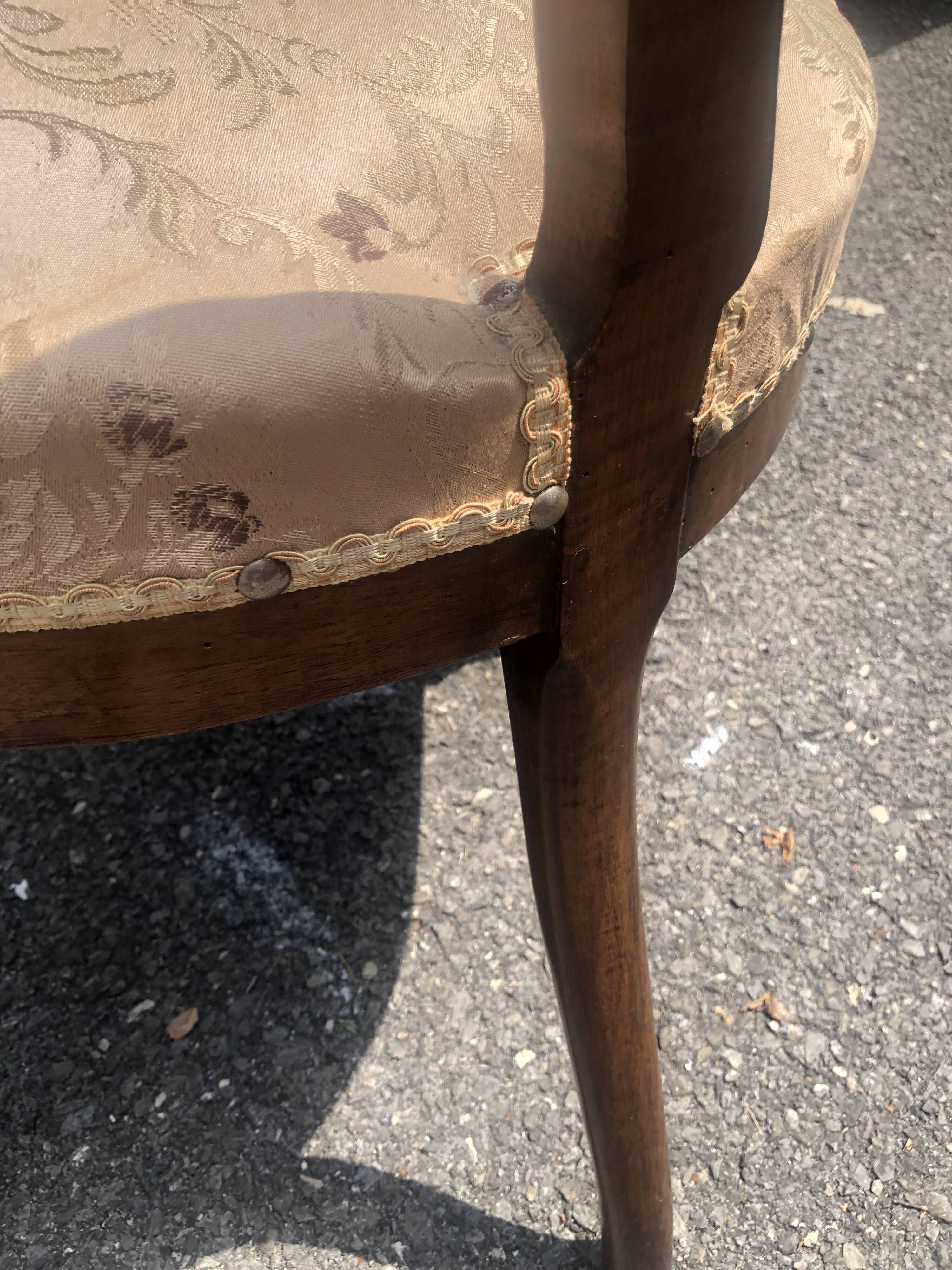 Louis-Philippe medallion chair from the 19th century in solid walnut.