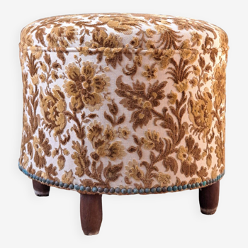 Upholstered pouf