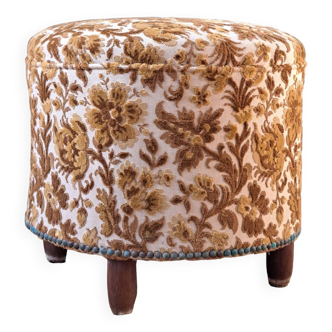 Upholstered pouf