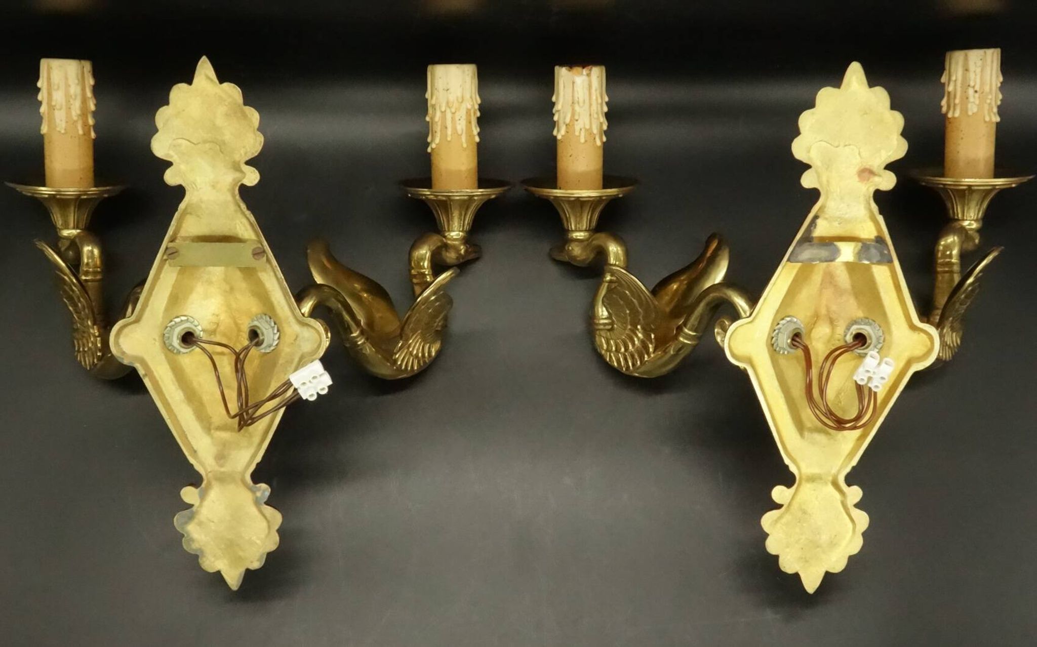 Pair of Empire style wall sconces with swans by Petitot - bronze & green patina
