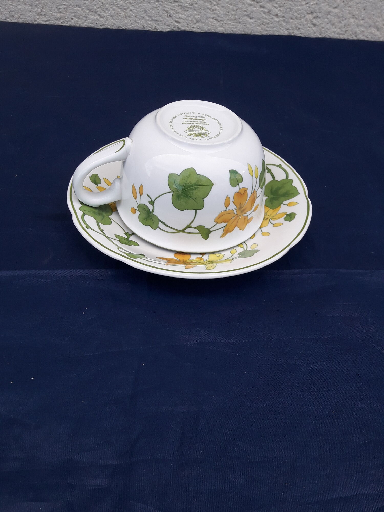 Tasse petit déjeuner avec soucoupe  Villeroy & Boch modèle Géranium diam 10,5 cm