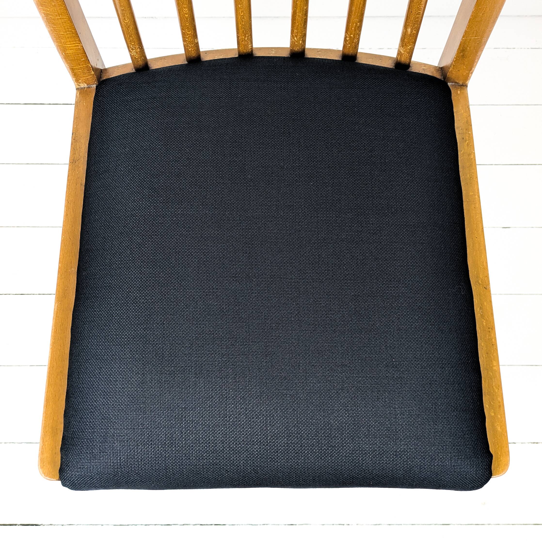 Chaise vintage Mid-Century à barreaux en bois massif avec assise à ressorts