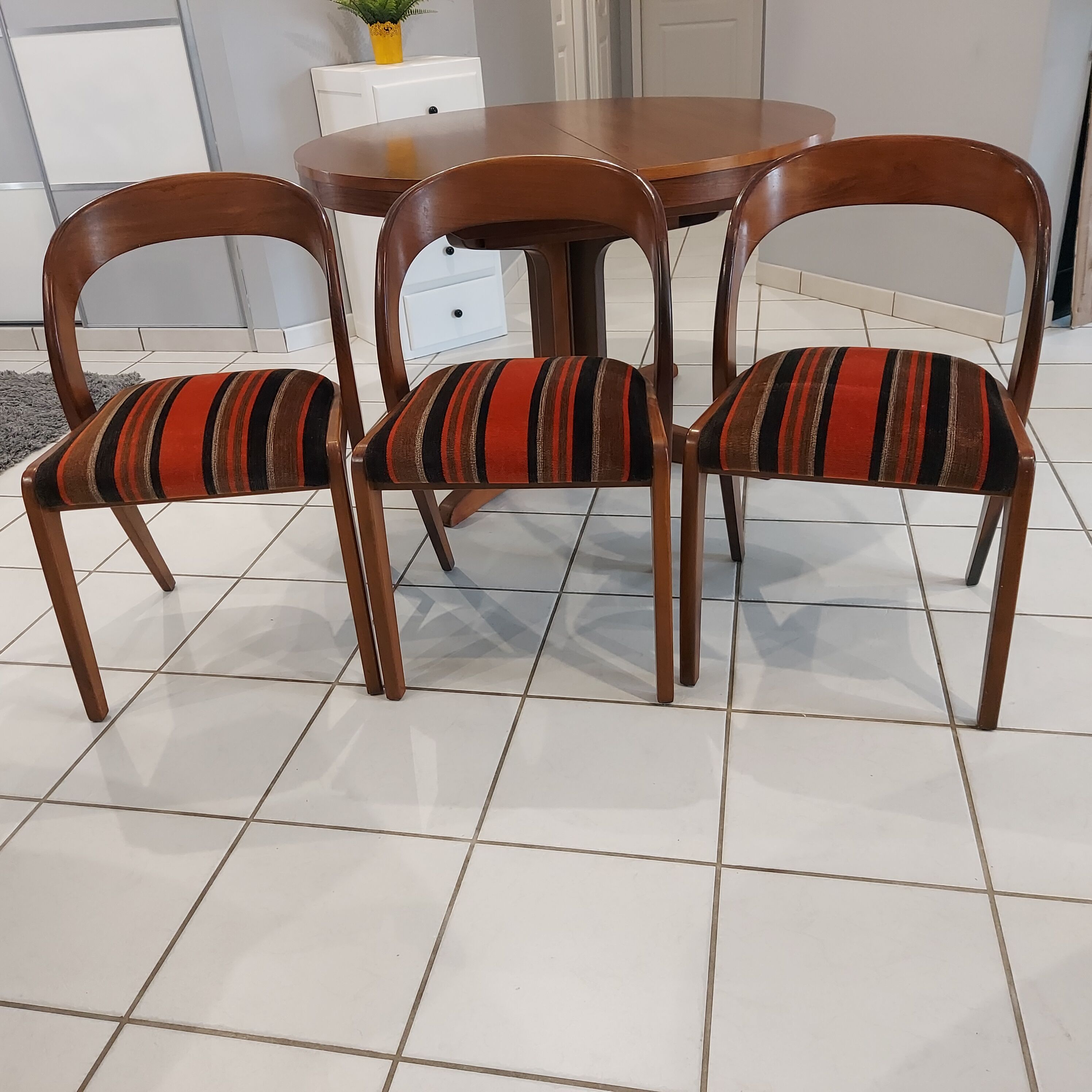 Lot de 3 chaises Baumann modèle Gondole vintage 1970
