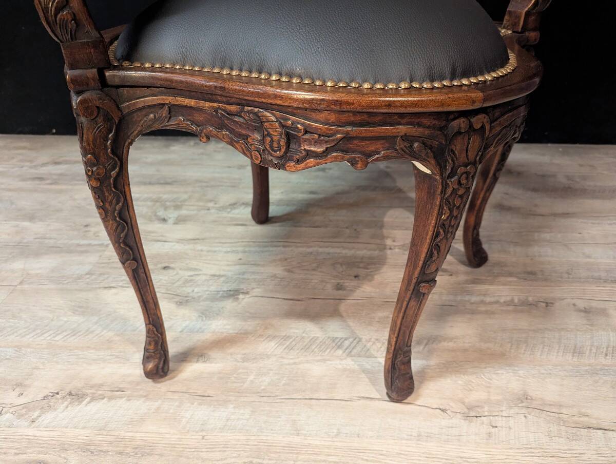 Louis XV armchair in Couillard style, from the 19th century.