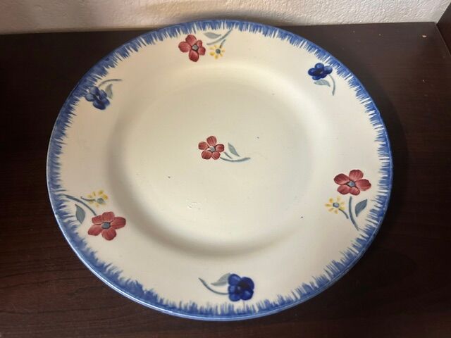 Mary lou plate decorated with small flowers in digoin earthenware