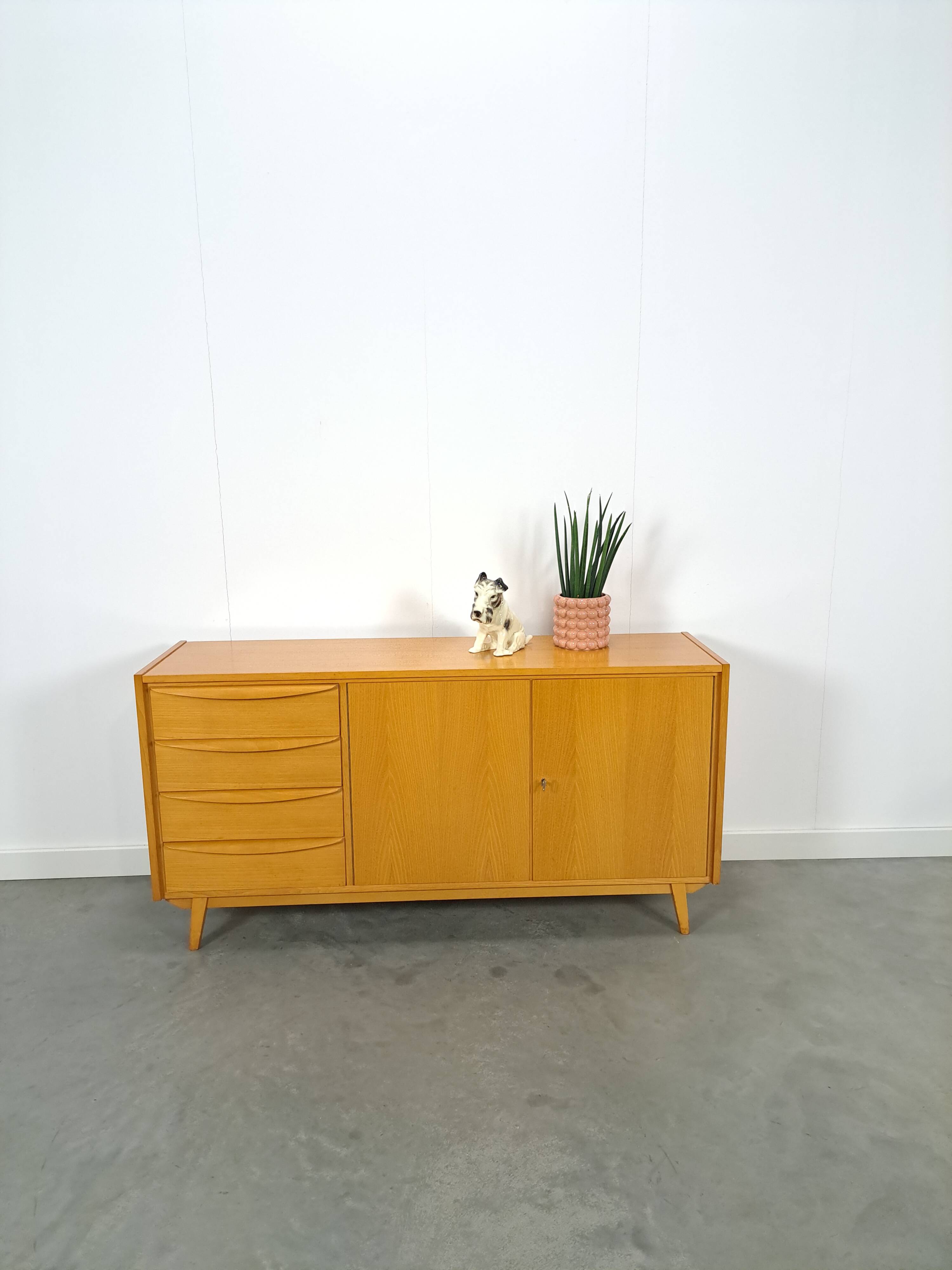 Fineer dressoir met lades en houten handgrepen vintage sideboard