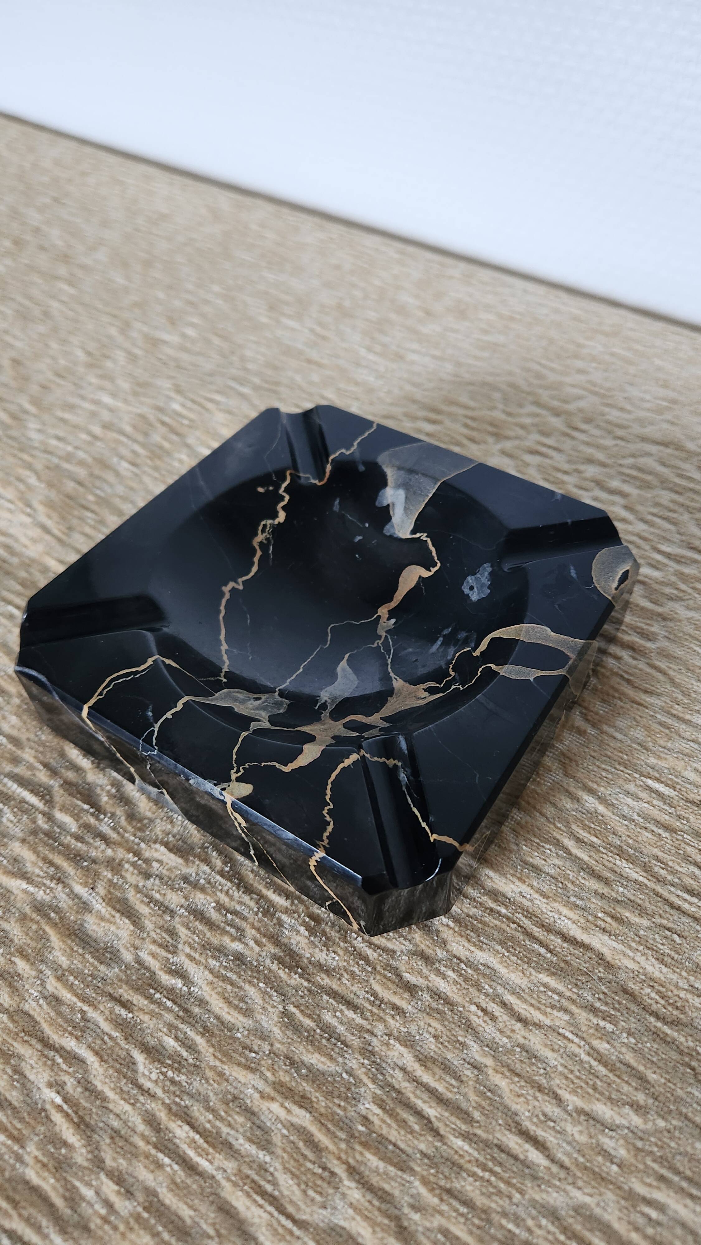 Vide-poche, cendrier Art Déco en marbre Portor noir et or
