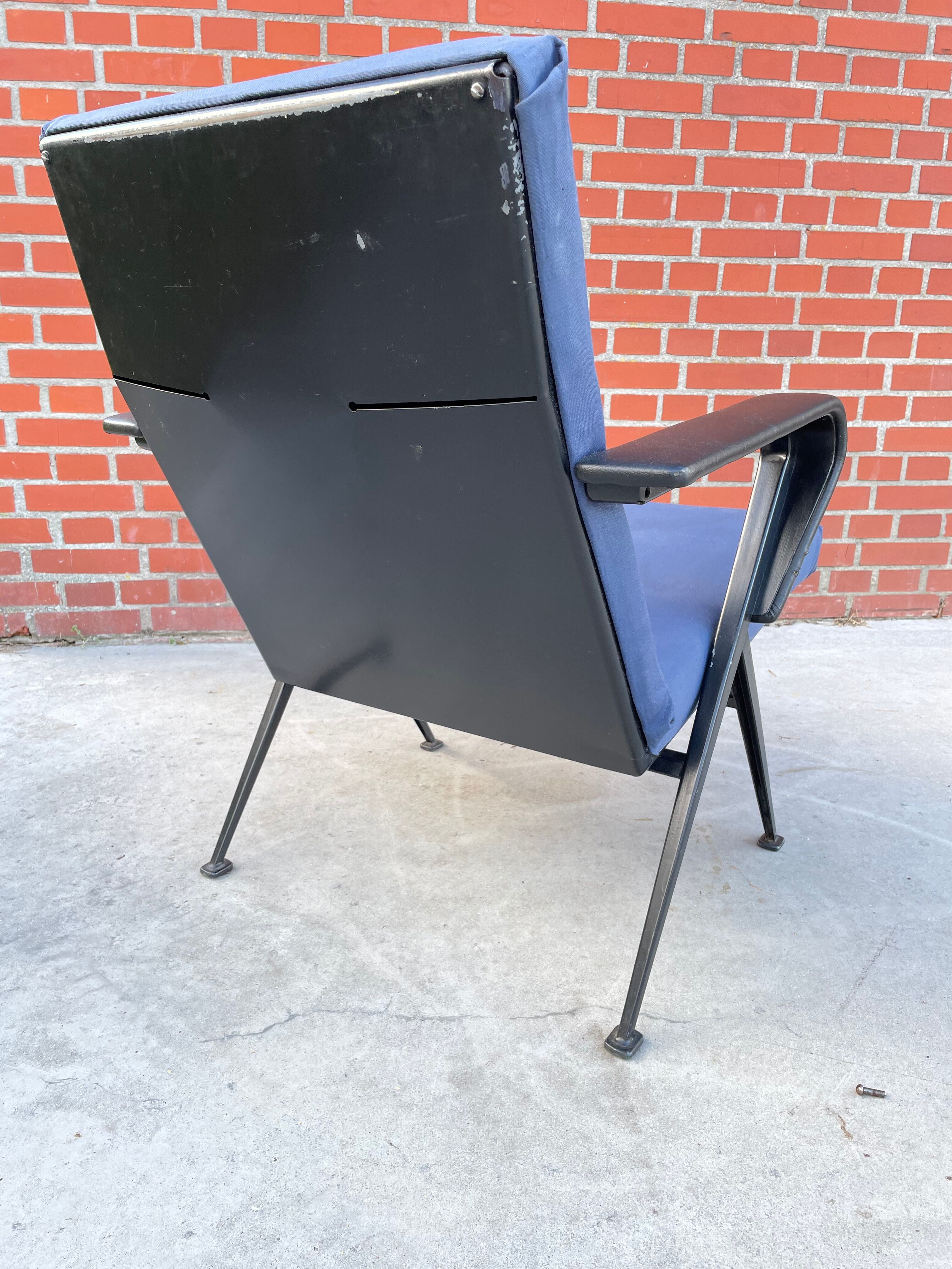 set of 2 Repose armchairs by Friso Kramer for Ahrend de Cirkel