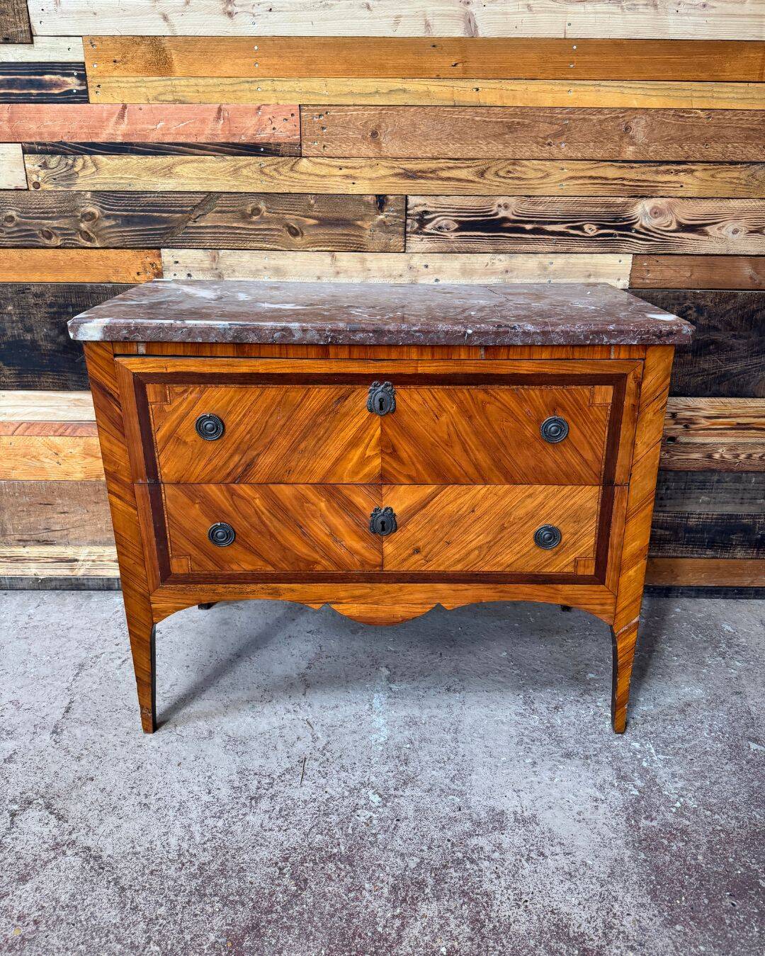 Jumping commode in fruitwood and marble