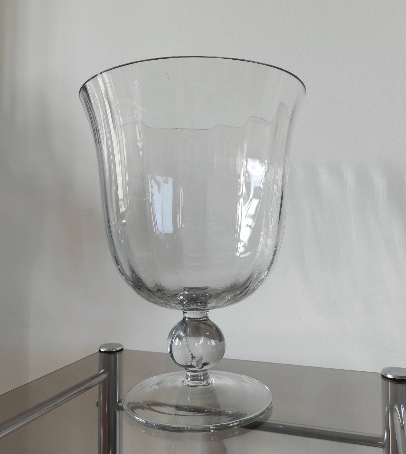 Large Médicis vase in transparent glass on a baluster base.
