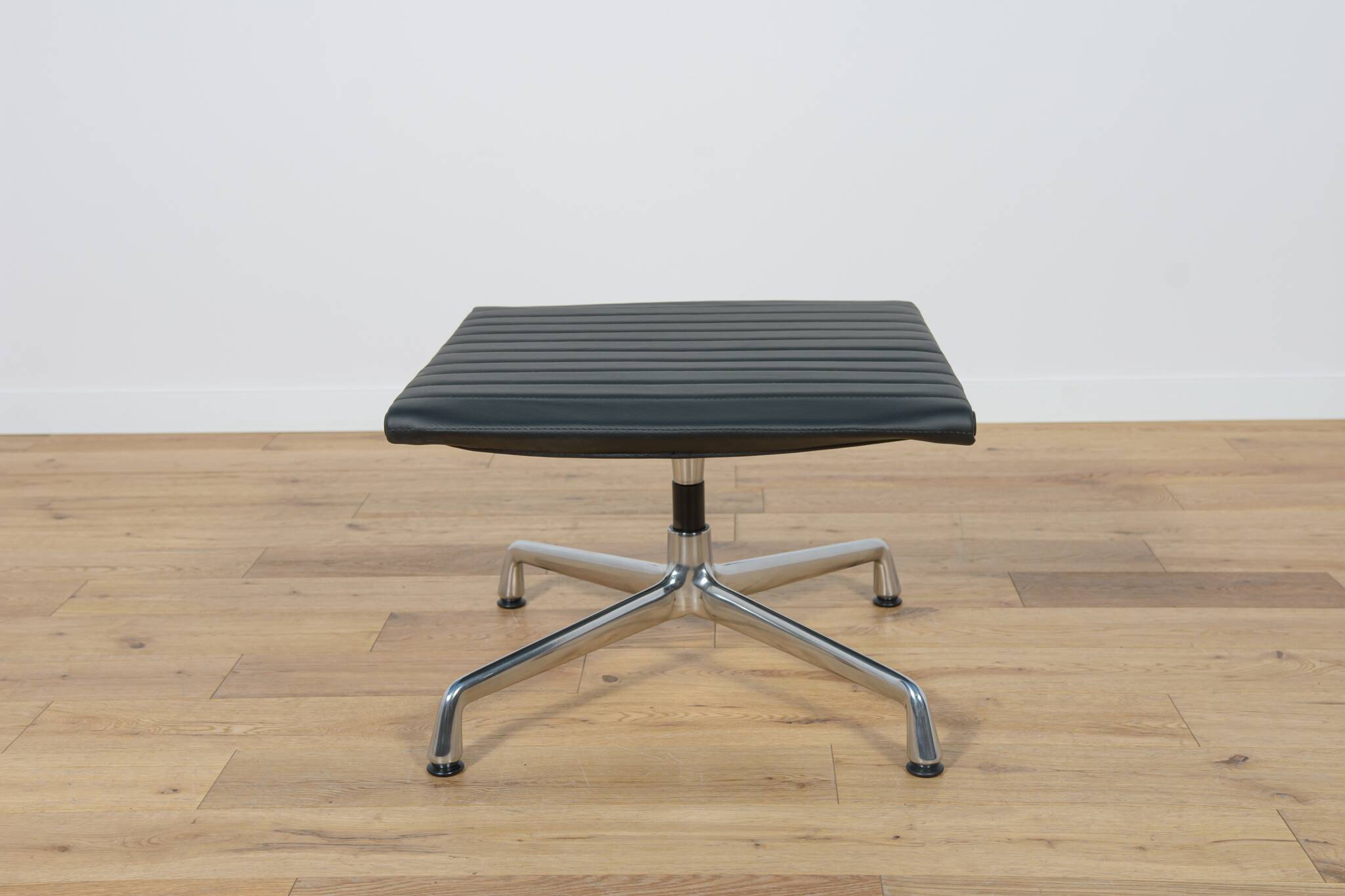 Eames Alu Group EA124 & EA125 Lounge Chair & Ottoman by Charles & Ray Eames for Vitra, 1980s.