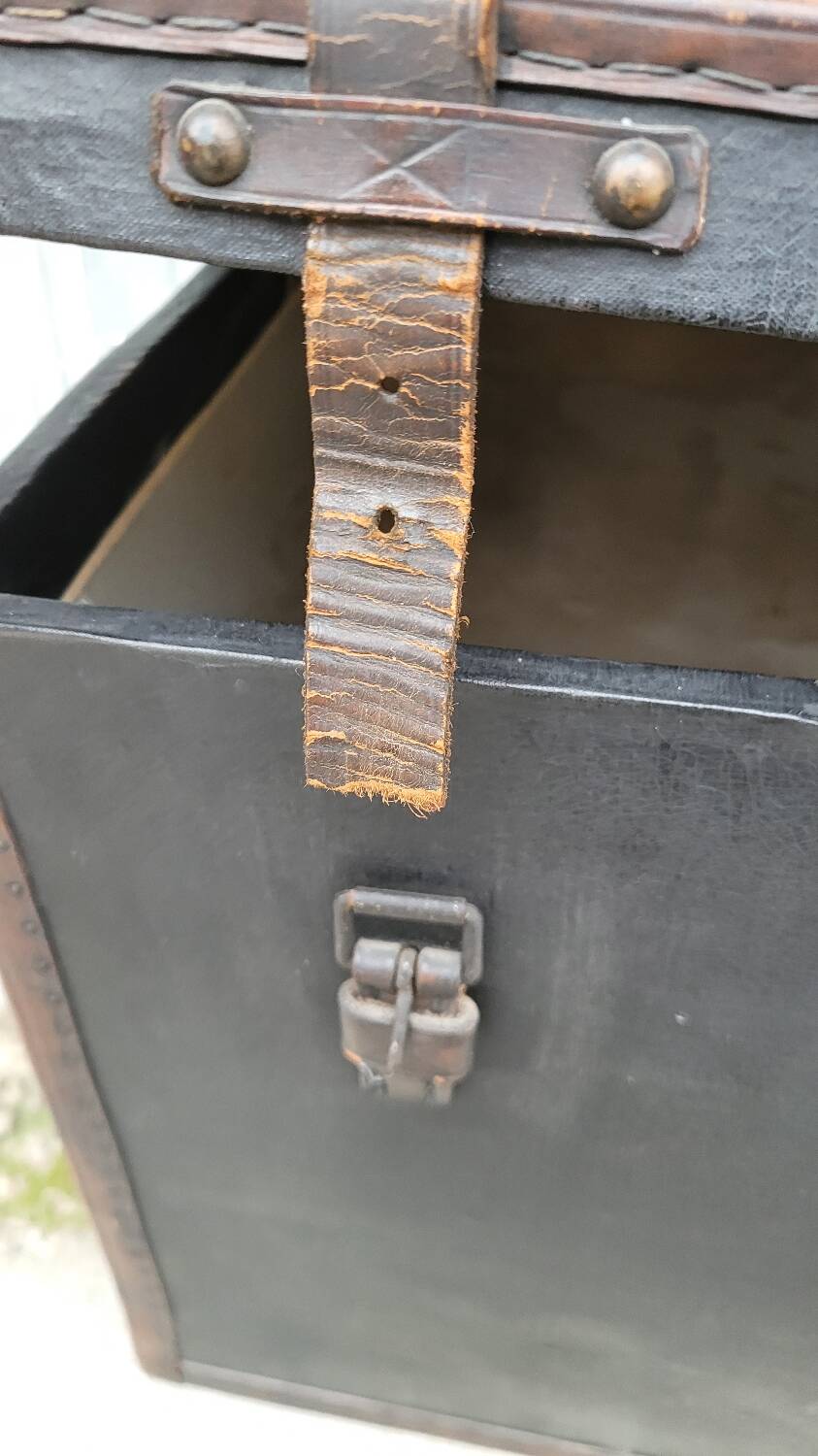 Leather travel trunk from the 1900s