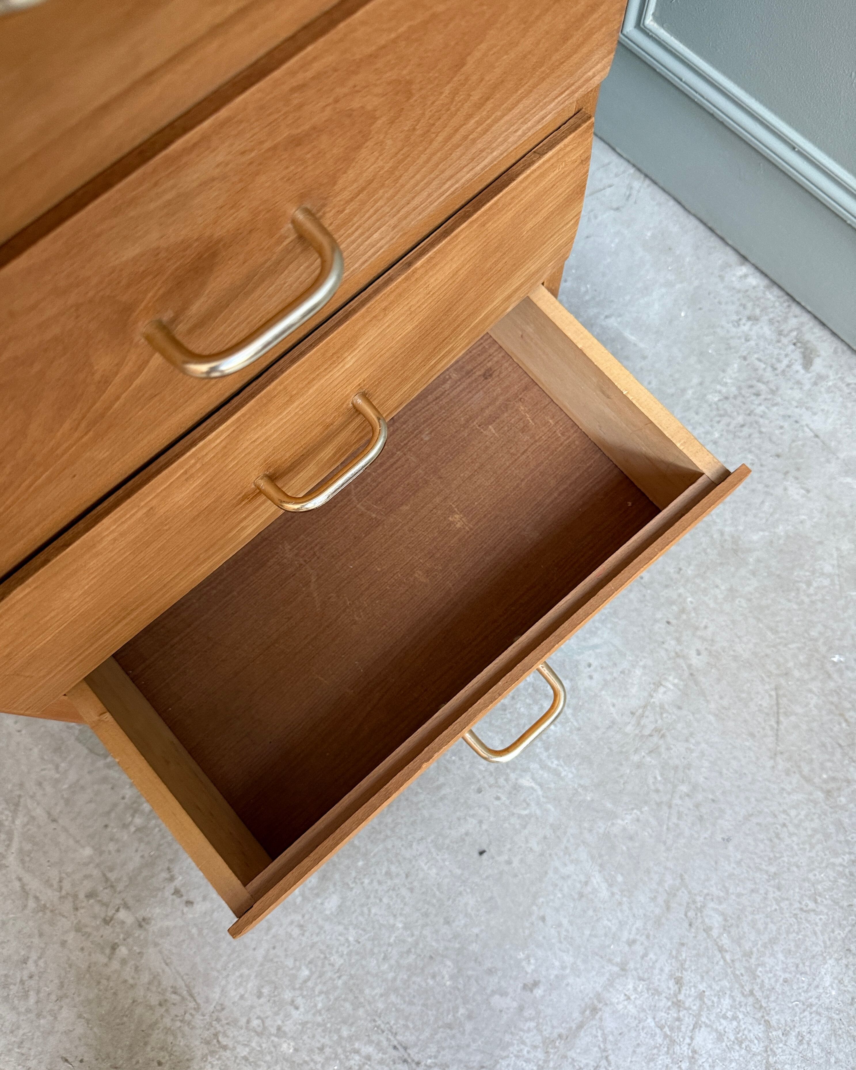 Commode vintage à 5 tiroirs (rénovée)