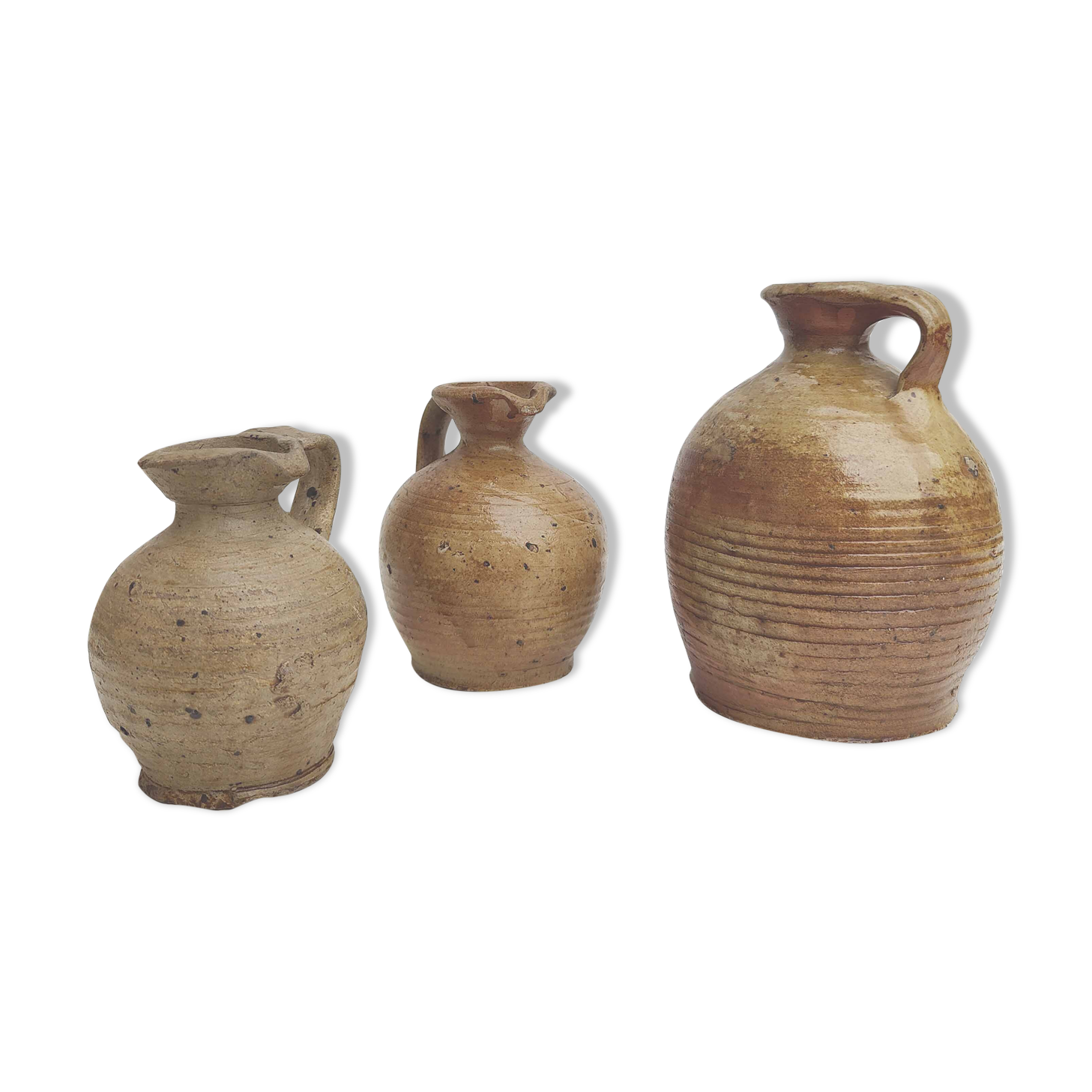 Lot de trois pichets en grès