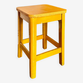 Tabouret en bois jaune