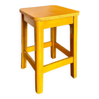 Tabouret en bois jaune