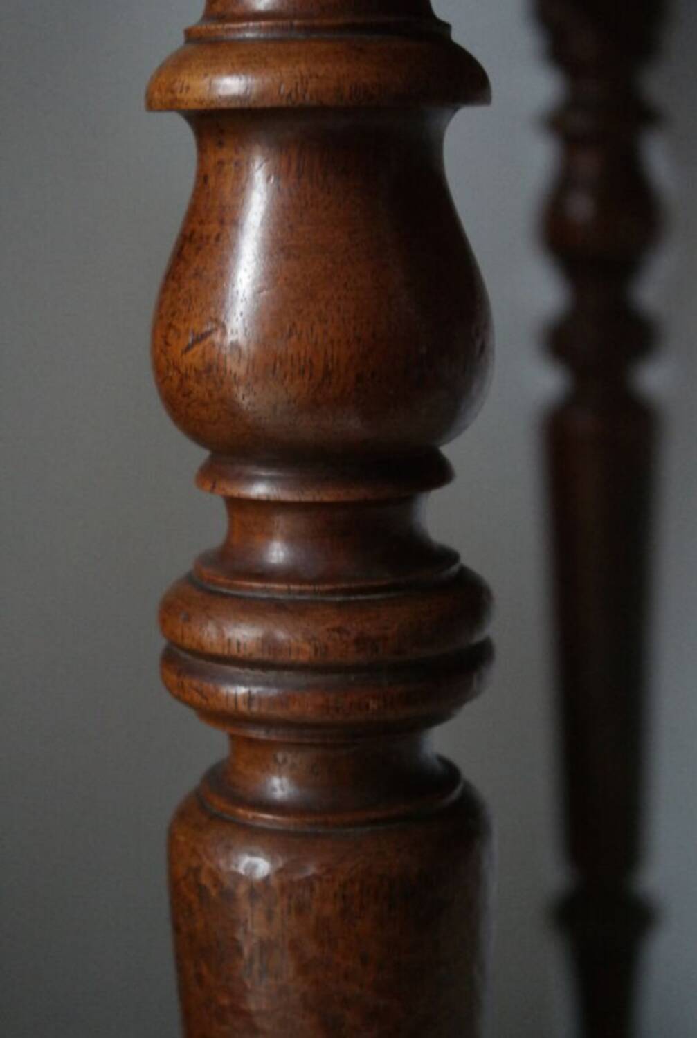 Secrétaire trieur à pente en noyer