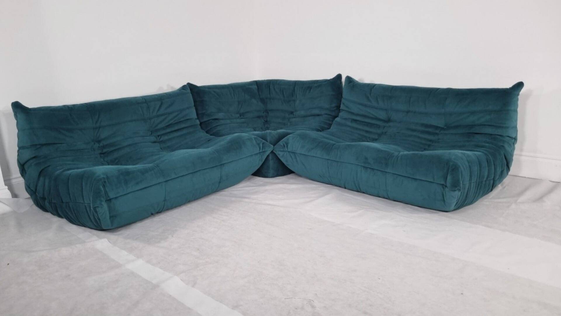 Ensemble Ligne Roset Togo 3 pièces en velours bleu canard .