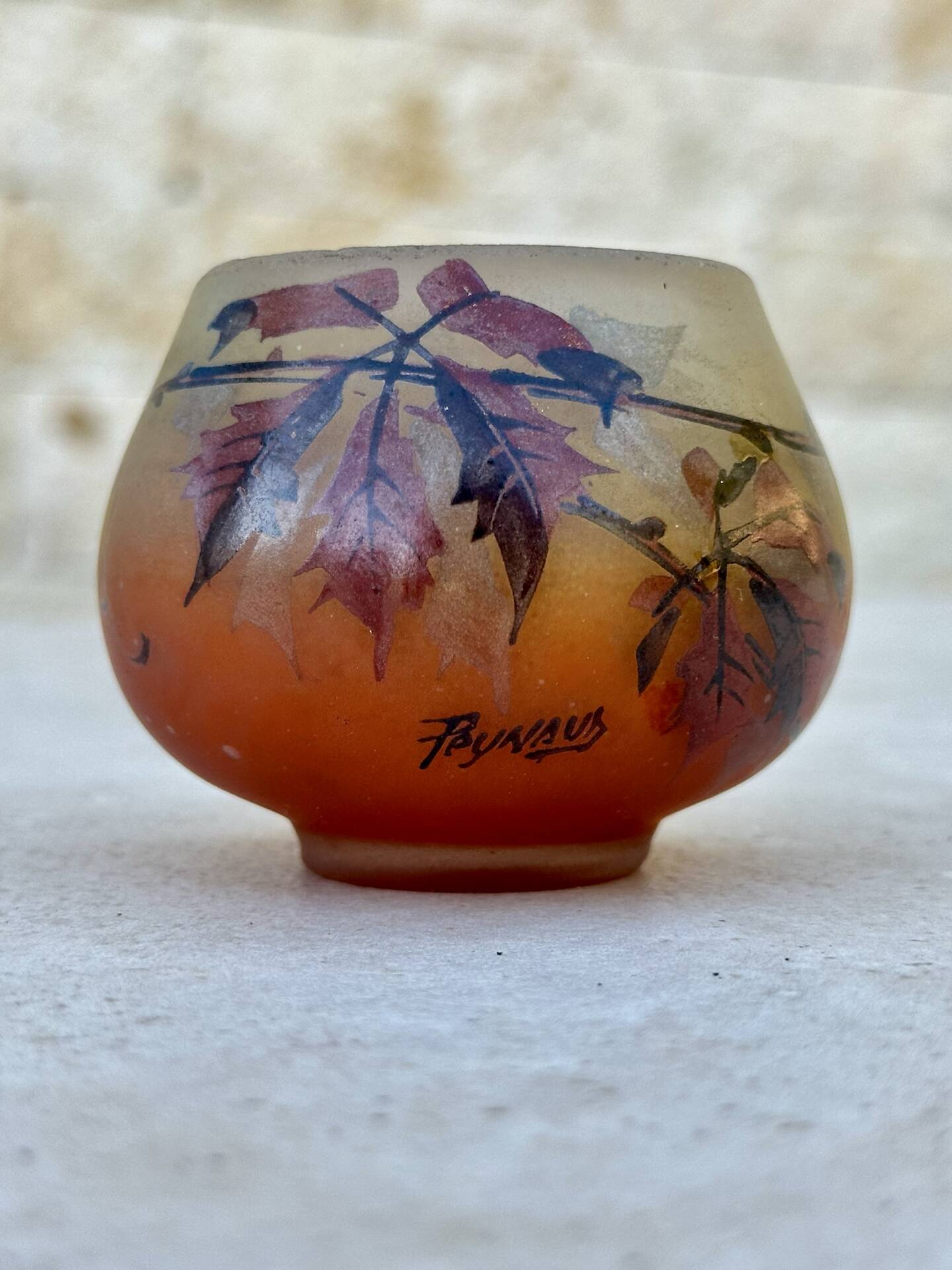 Vase miniature en verre dépoli par Jean -Simon Peynaud