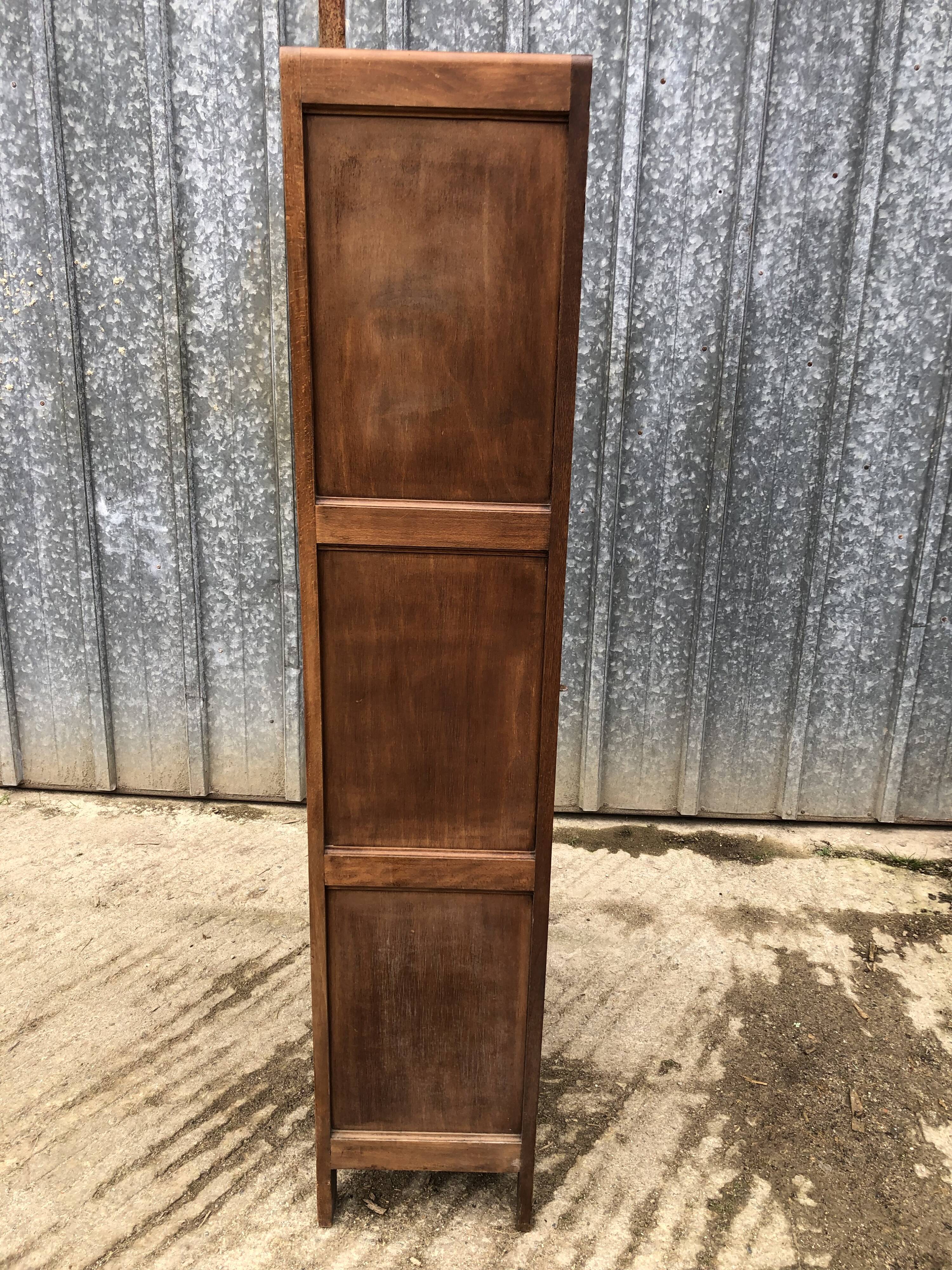 Art deco oak display cabinet with 1 glass door.