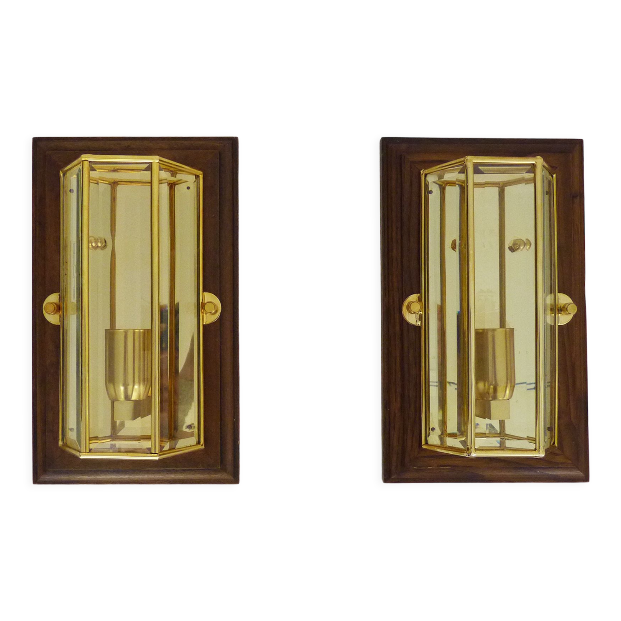 Paire d'appliques murales Sothis, structure bois, laiton et 3 faces en verre biseauté