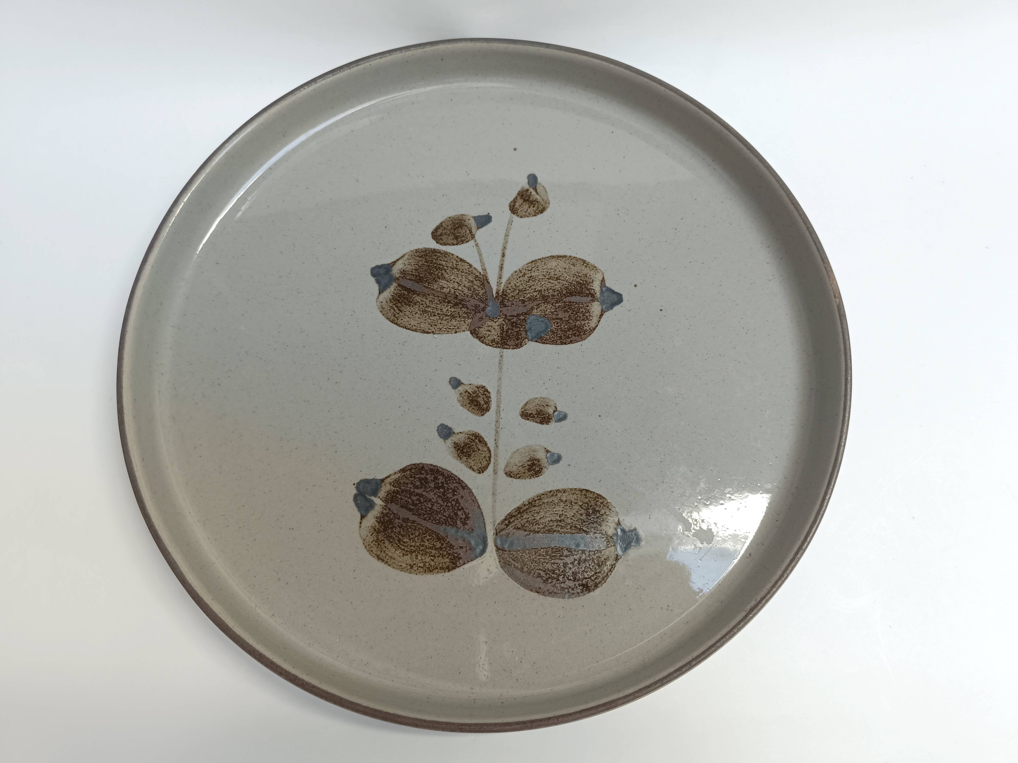 Arnon stoneware round serving dish