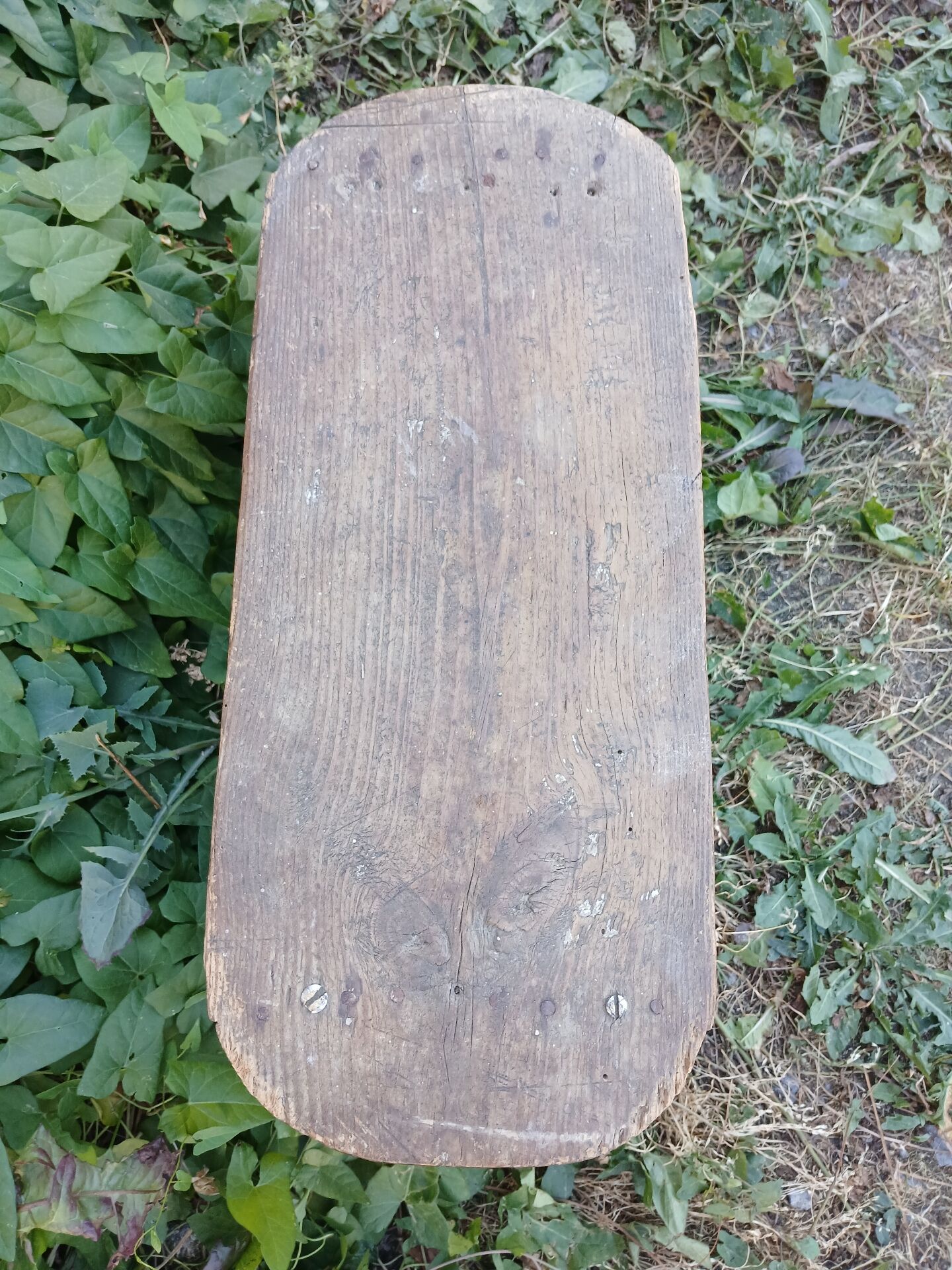 Petit tabouret en bois très ancien 