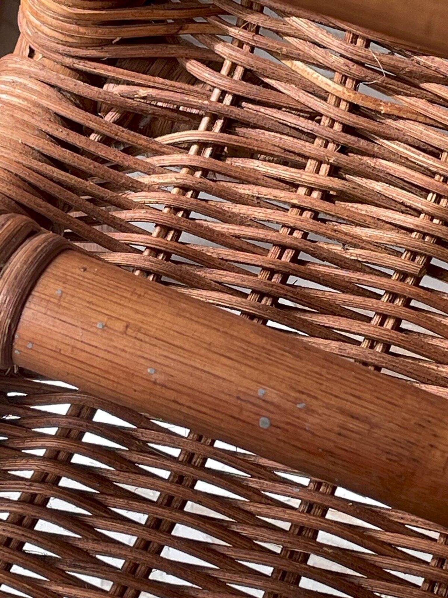 Magazine rack in turned wood and light brown rattan