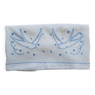 Drap brodé,  motif hirondelle bleue, 88x170 cm