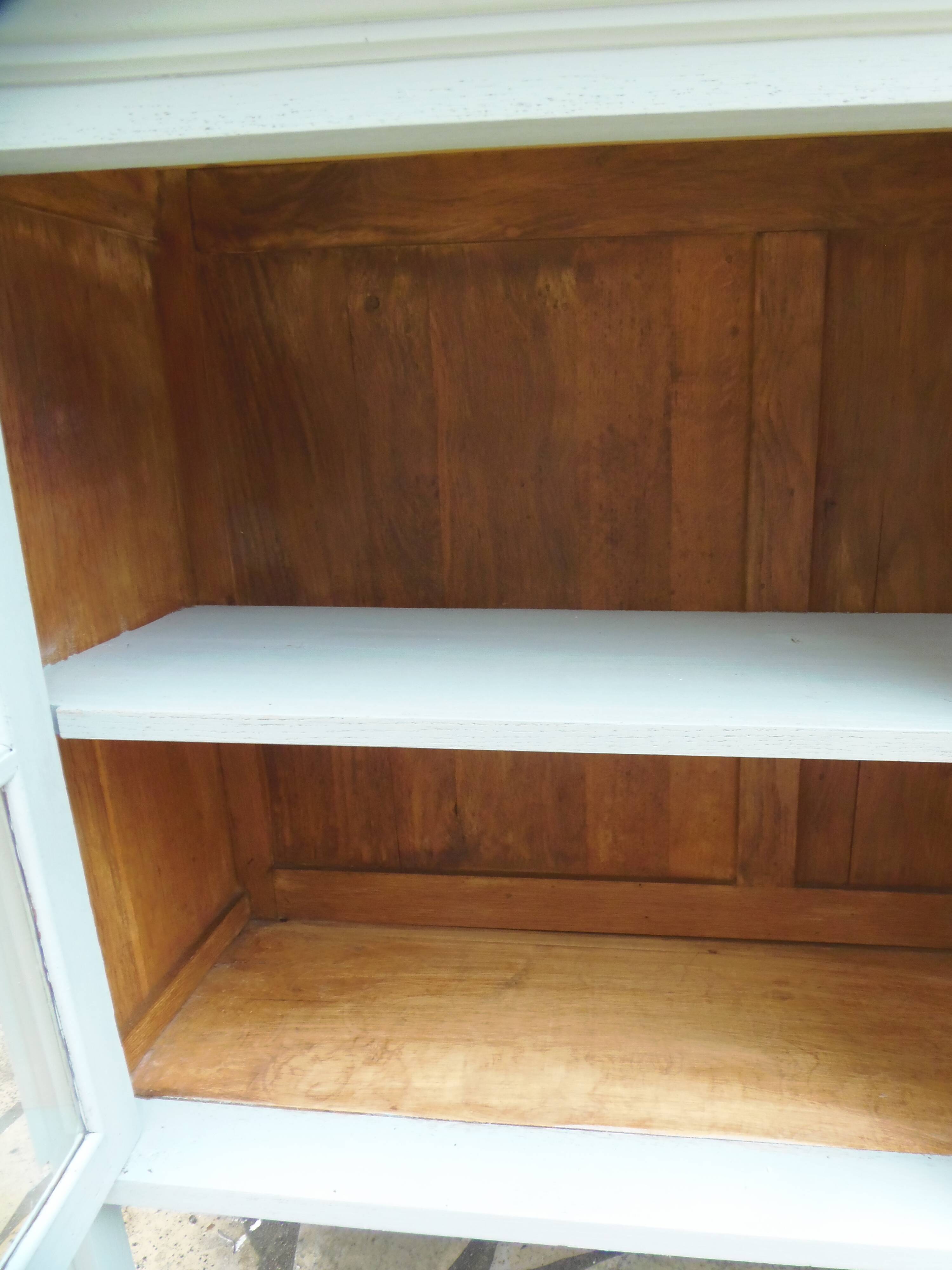 Vitrine vintage de faible profondeur sublimée en vert de gris plateau bois.