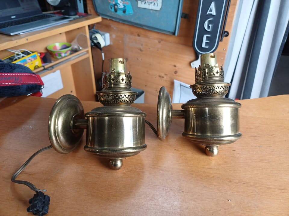 Wall lamp in oil lamp style