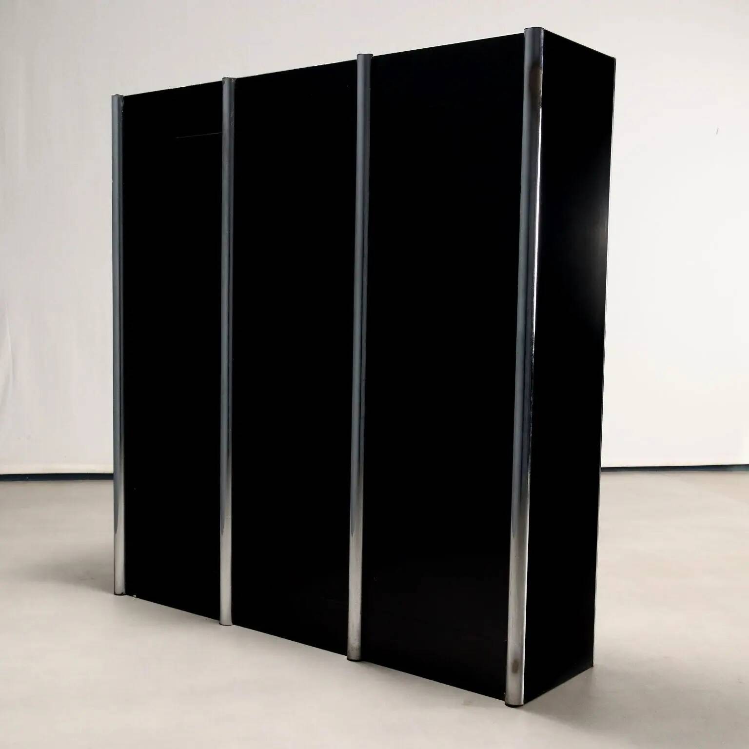 Vitrine vintage en métal chromé et verre fumé, design années 1970