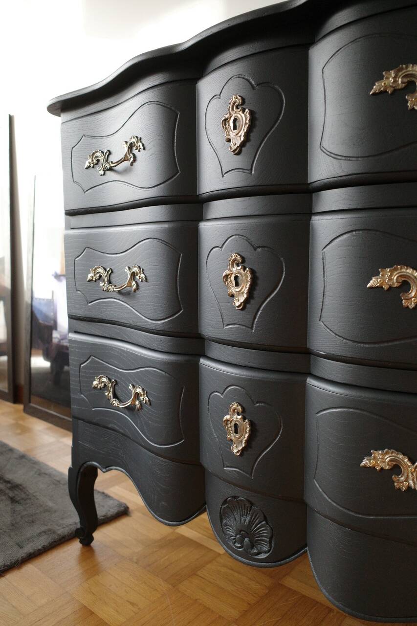 Vintage black chest of drawers