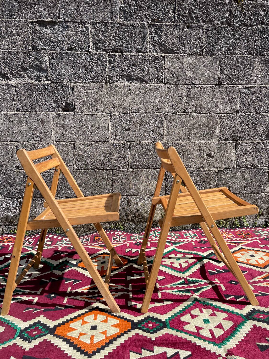 Pair of 80' folding chairs