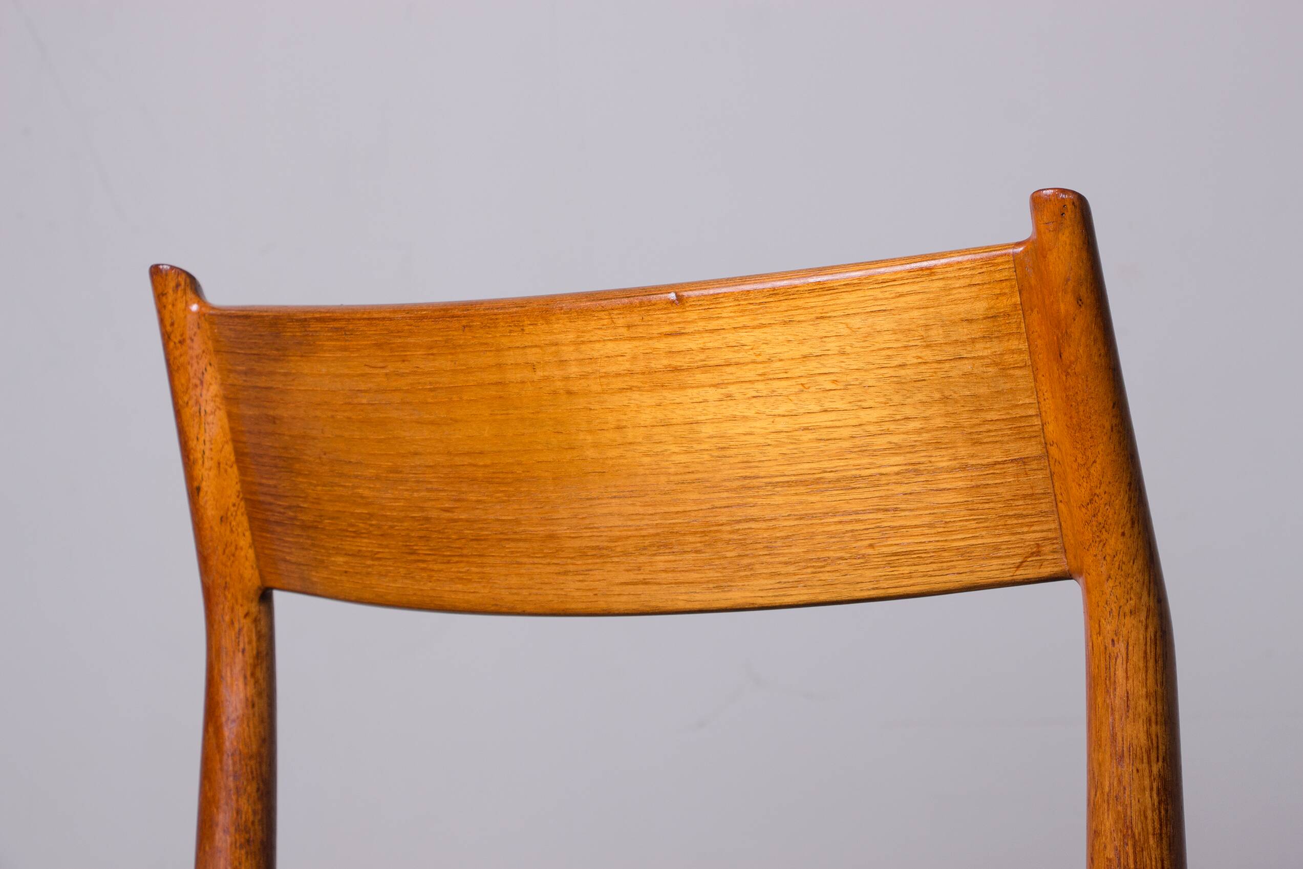 6 Danish chairs in teak and new skai, model 418 by Arne Vodder 1960.