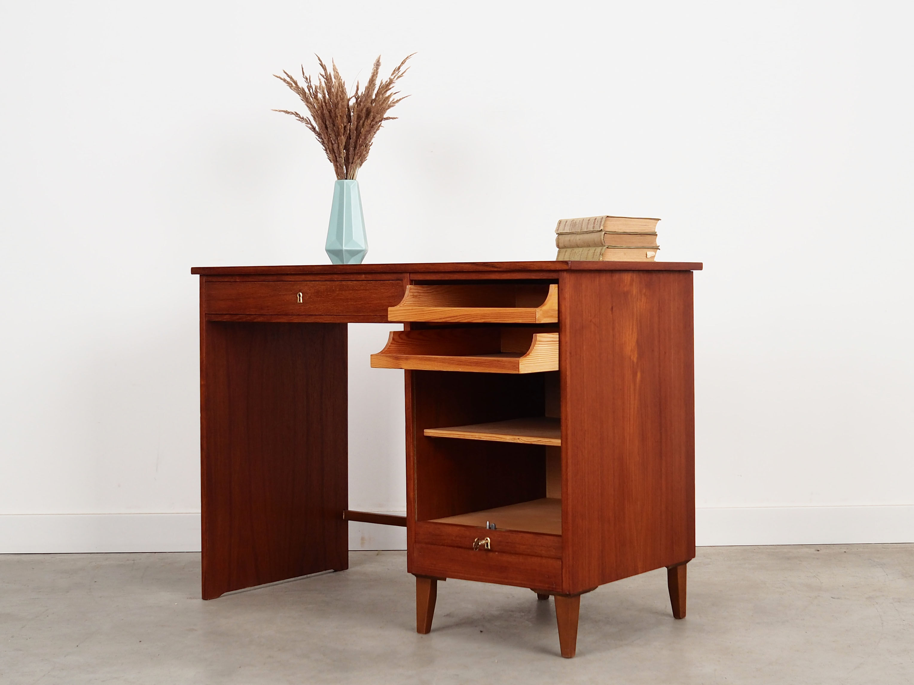 Bureau en teck, design danois, années 1960, production: Danemark