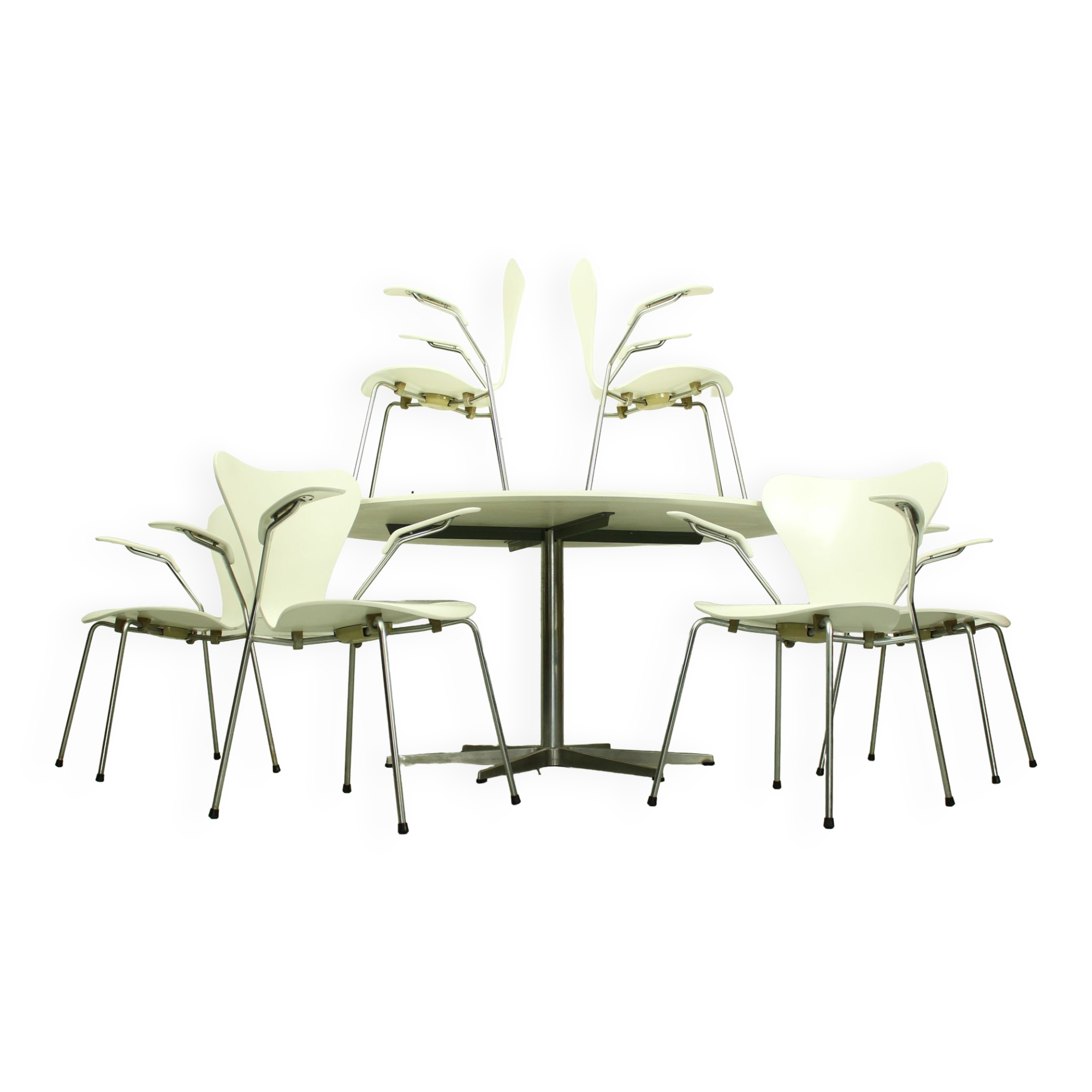 Set of 6 Arne Jacobsen 3207 Armchairs and Dining Table A826 by  Arne Jacobsen for Fritz Hansen