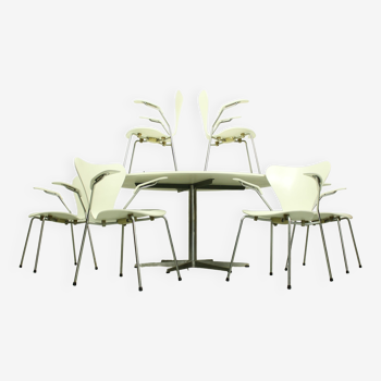 Set of 6 Arne Jacobsen 3207 Armchairs and Dining Table A826 by  Arne Jacobsen for Fritz Hansen