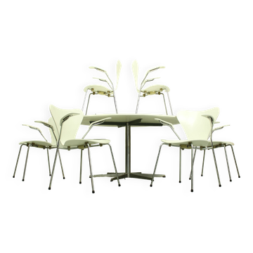 Set of 6 Arne Jacobsen 3207 Armchairs and Dining Table A826 by  Arne Jacobsen for Fritz Hansen