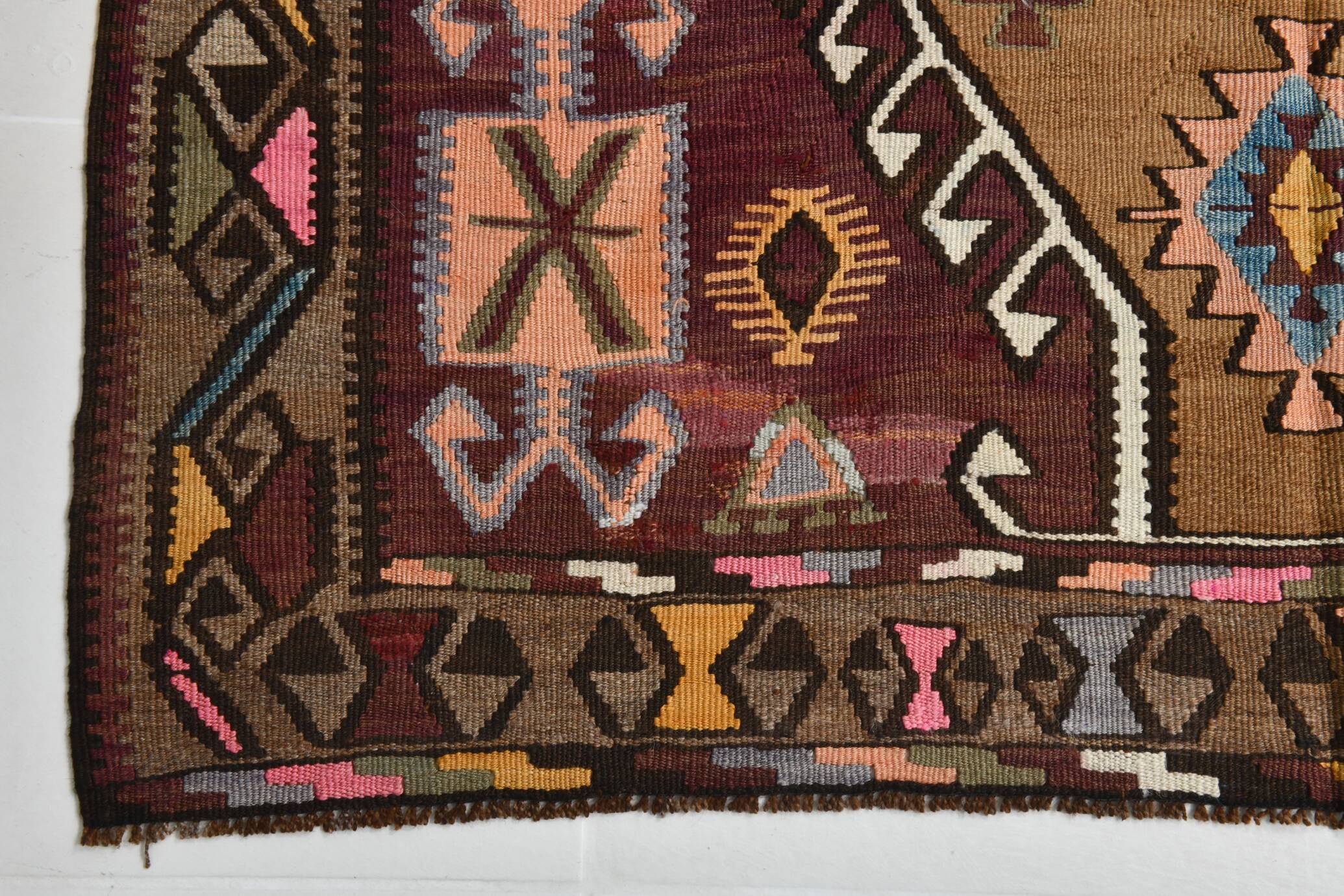 Grand Tapis Kilim Vintage Long & Large, Motifs Tribaux Géométriques